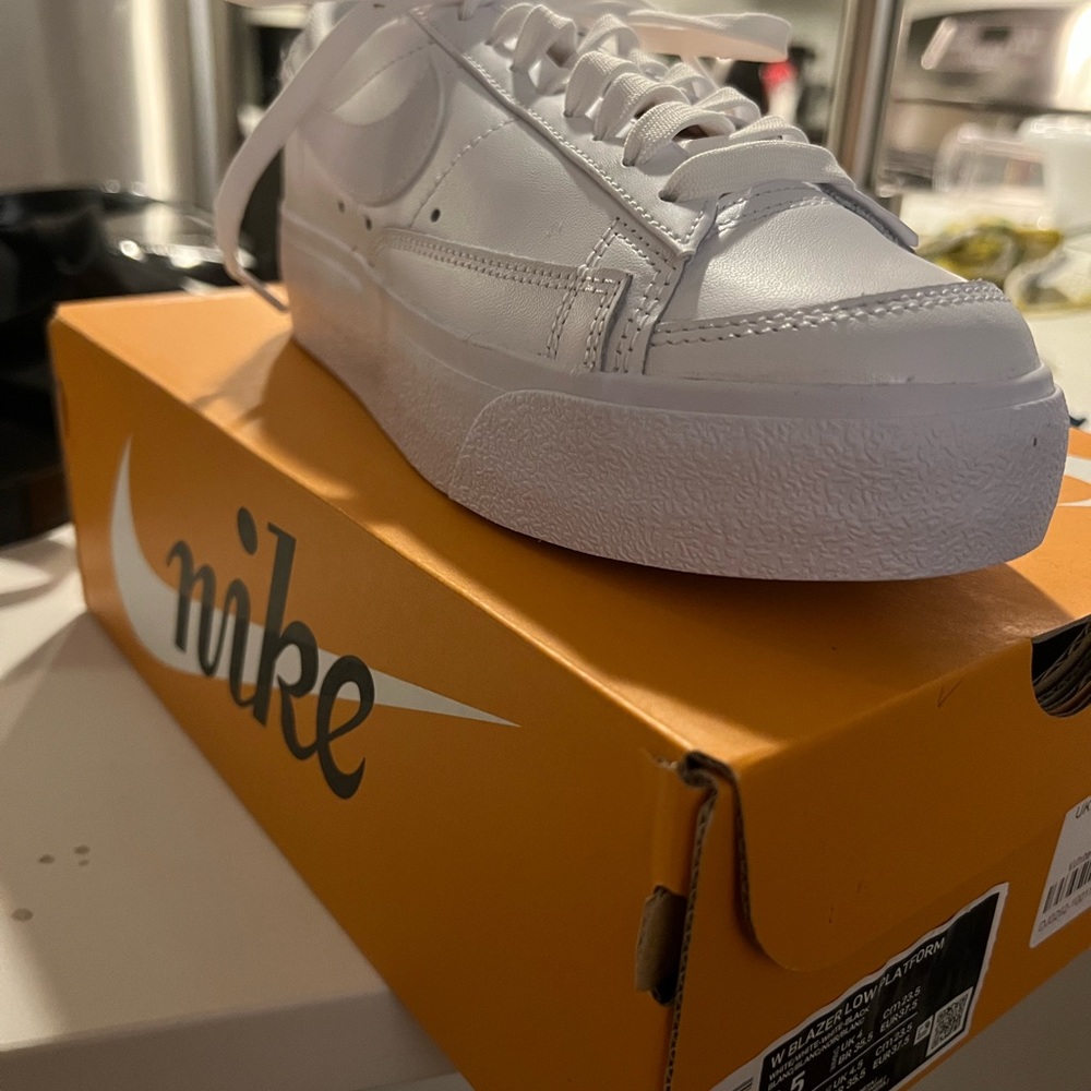 NIB Nike blazer platform white